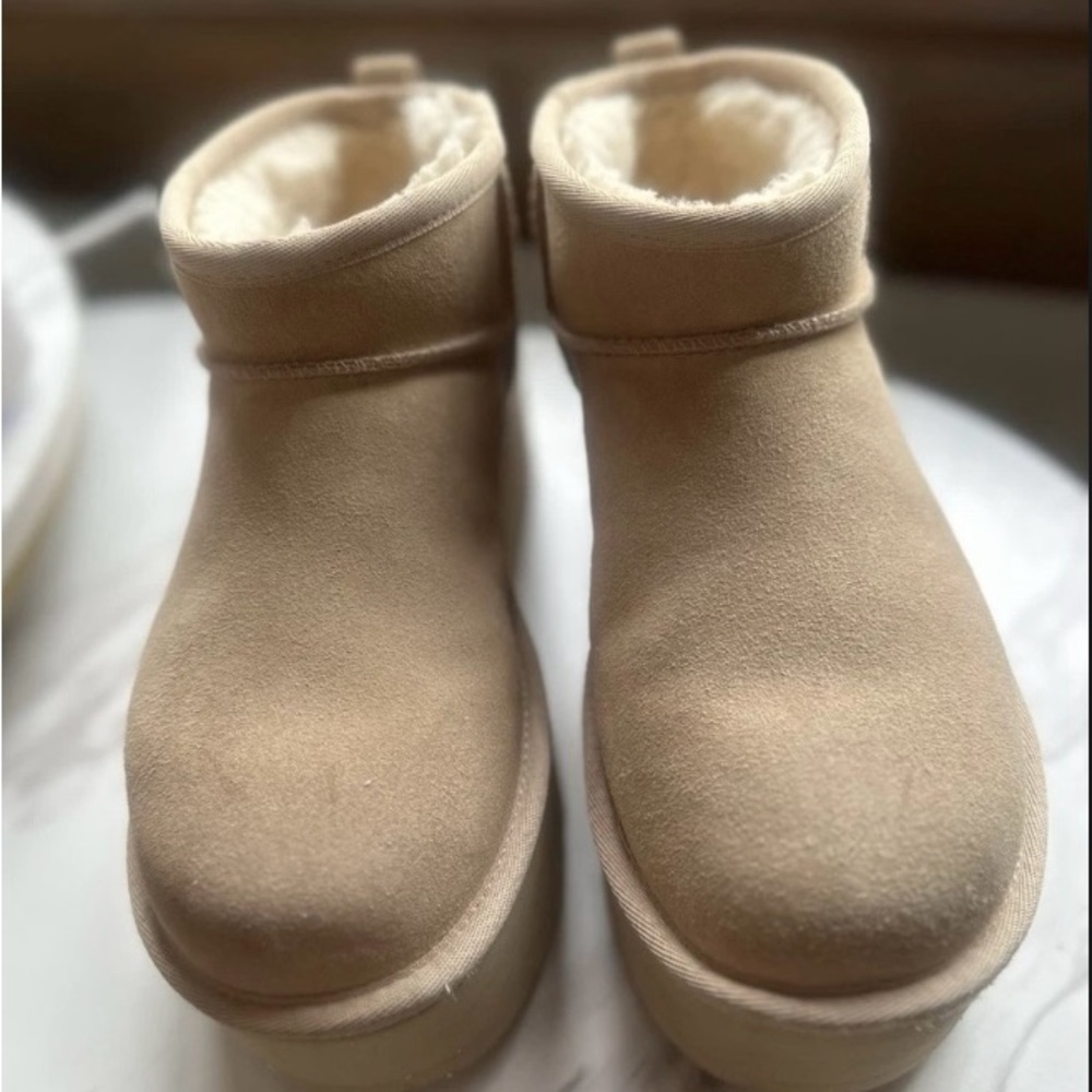 UGG Women’s Classic Ultra Mini Platform Sand Beige Boots Size 8